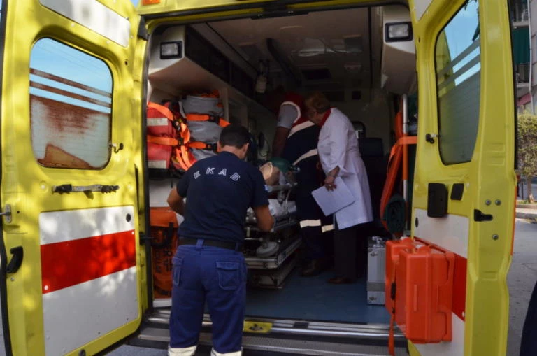 Ξεψύχησε ο πατέρας γνωστού τραγουδιστή την ώρα που τον παρακολουθούσε κάτω από την πίστα